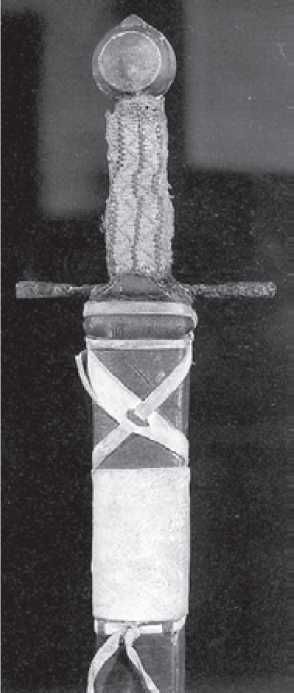 Меч Фернандо де ля Цедра. Монастырь Лас Хуэсас, Бургос. Меч относится к1270-м гг, однако в первой трети XIV в. в Испании имело хождение практически идентичное клинковое оружие. Характерной м.естной чертой является оплетка рукояти шелковыми шнурами