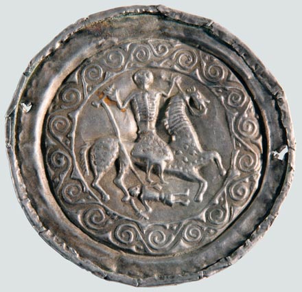 Раннесредневековая серебряная бляха с изображением всадника