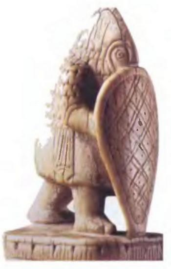 11. Шахматная фигура из слоновой кости. Пехотинец (пешка) с догеральдическим щитом (Салерно, ок. 1080-1100).