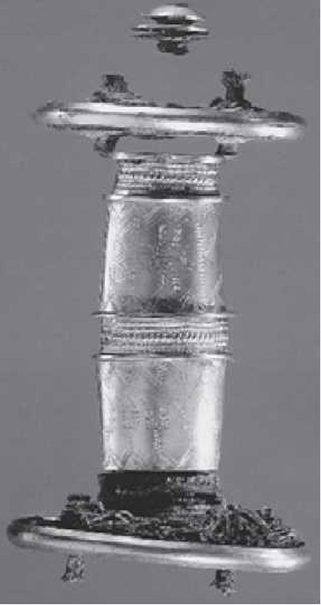 Эфес меча, обнаруженный в озере Элеруп, Дания. Конец IV— начало V вв.