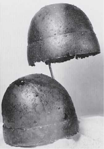 Два полусферических сегментно-клепаны.х шлема VI в, обнаруженные в Италии