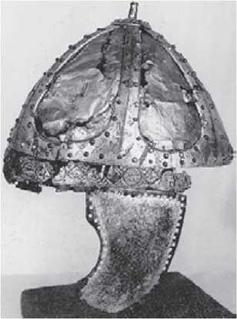 Богато украшенный гравировкой, чеканкой и позолотой куполовидный сегментно¬клепаный шлем VI в., обнаруженный в Италии