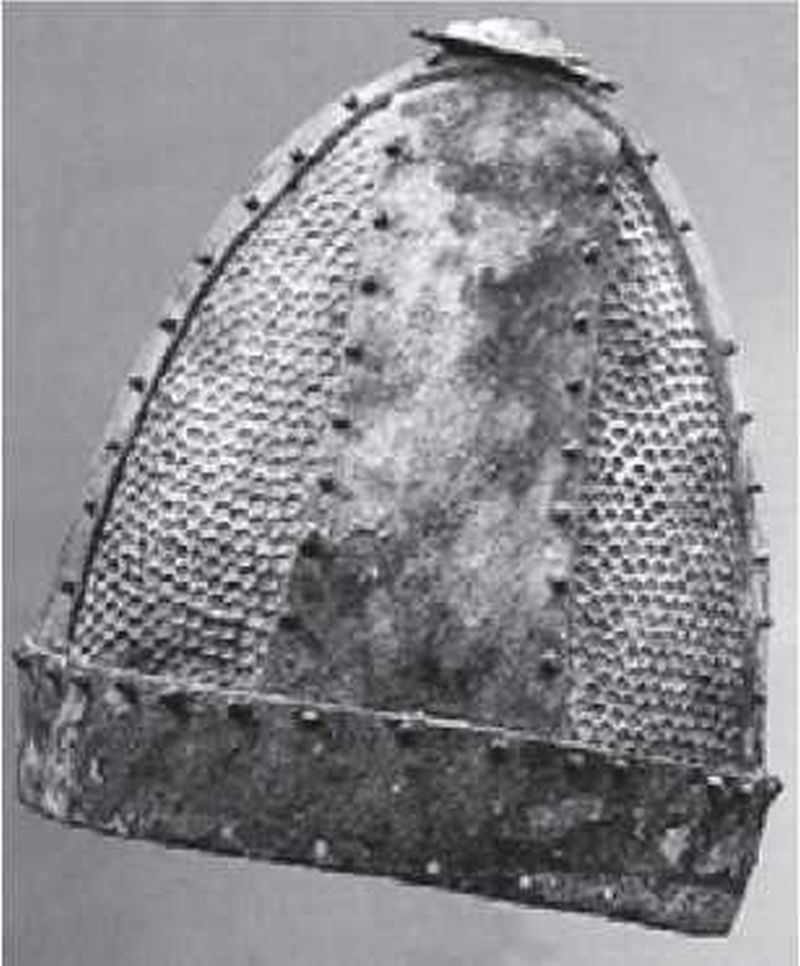 Эллипсовидный сегментно-клепаный шлем VI в, украшенный «чешуйчатым» орнам.ентом, нанесенным пуансонами. Данные шлемы изготавливались в державе Сасанидов (современный Иран) и использовались не только персидскими наемниками на византийской службе, но и другими солдатами империи