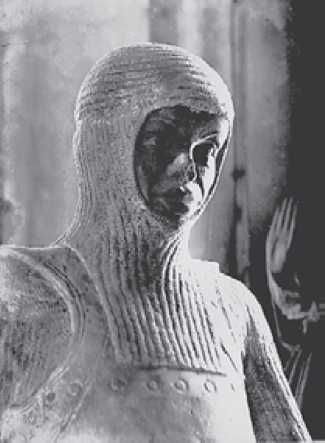 Фрагмент статуи св. Маврикия из Магдебургского собора. 1240—1250 гг. Одно из наиболее ранних достоверных изображений бригандины. Данный доспех представляет собой «армированную котту» с застежкой на спине, выложенную горизонтально расположенными пластинами