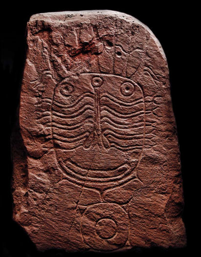 Окуневская 'трёхглазая' стела и
петроглиф с 'драконом' из Хакасского национального музея