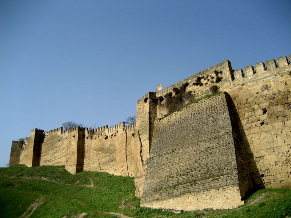 Фрагмент Дербентской стены. Вид в наши дни 
