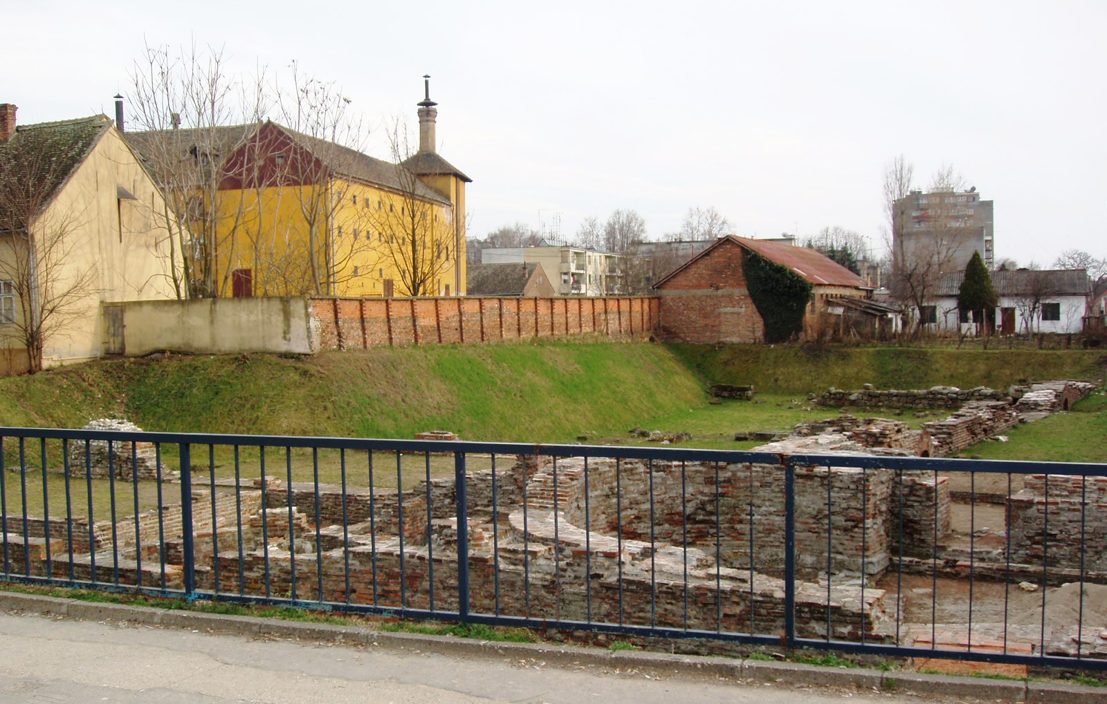 Вид на руины города Сирмий. Сербия. Сремска Митровица