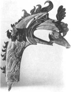 Деревянный грифон с головой оленя в пасти. Пазырык. VII—V вв. до н. э.
