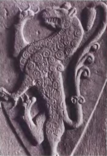 12. Фрагмент надгробного камня с гербом Гвельфов (Бавария, конец XII века).