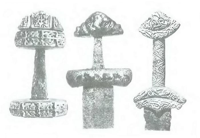 88. Рукояти богато декорированных мечей из древнерусских памятников.