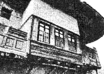 Вид на второй этаж жилого дома в Тиране