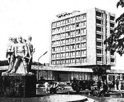 Гостиница Розара и памятник героям Вига в Шкодре