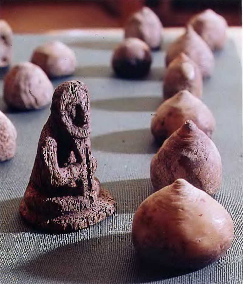 Миниатюрные фигурки, так называемые «нефи» (hnefi), из набора игры «нефатафль» (Тьодминъясафн, Рейкьявик, Исландия, Государственный музей).