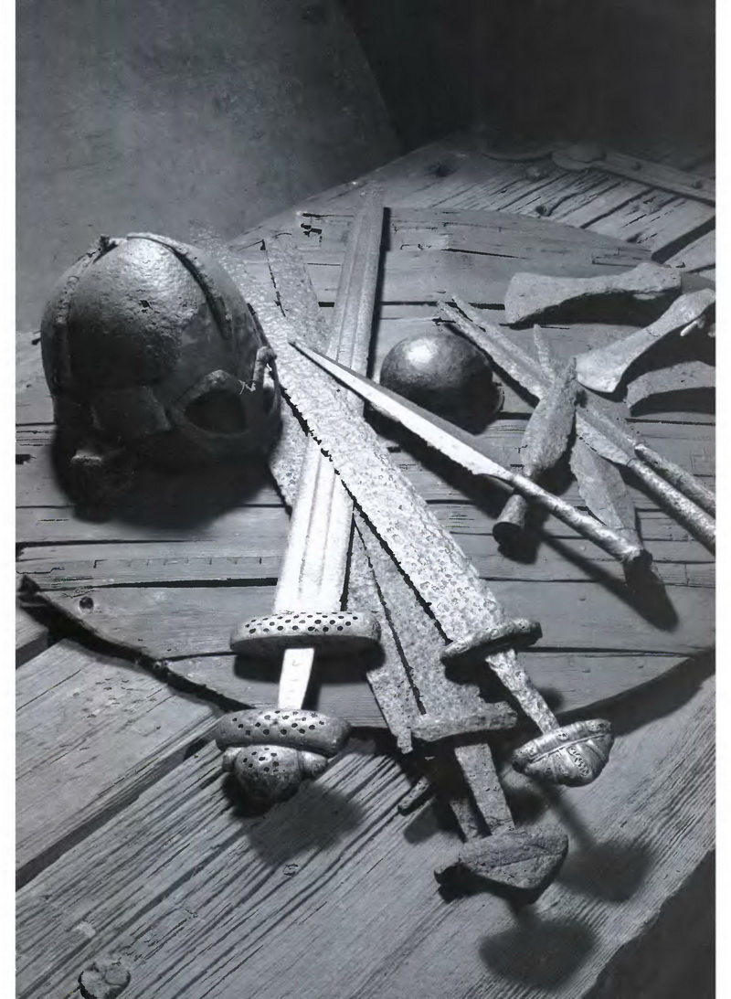 Норвежское оружие IX-X веков: щит из Гокстада, шлем из Йермюннбю, а также мечи, копейные острия и боевые топоры (без рукояток) из разных мест (Музей культурной истории Университета Осло, Норвегия).