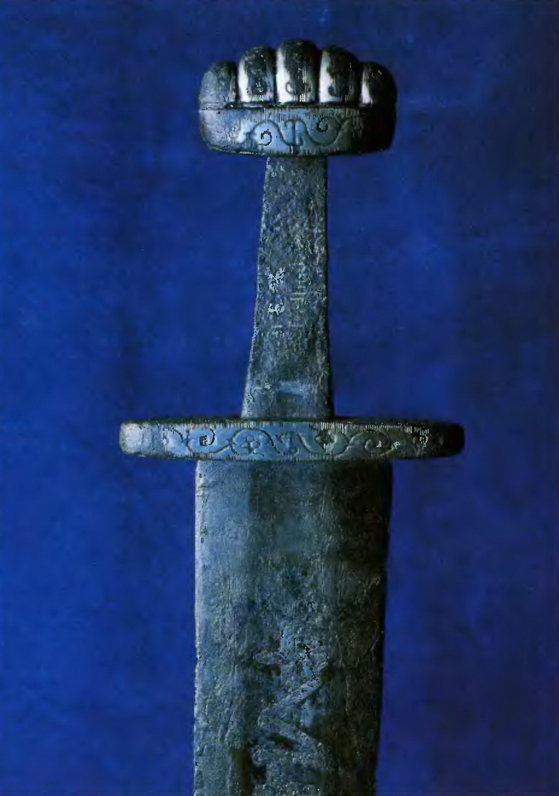 Эфес меча, найденный в Боллиндерри (Уэстмит), в Ирландии. Орнамент на крестовине и на головке эфеса из серебра (Государственный музей Ирландии).