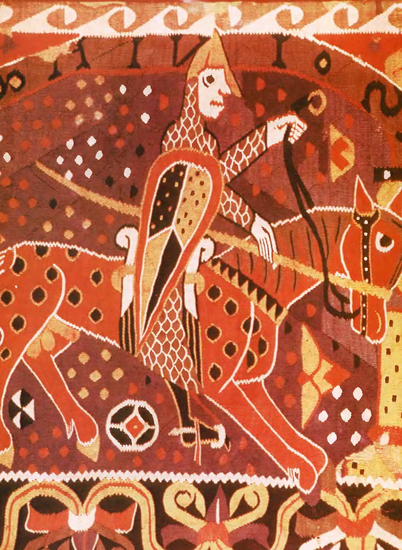 Всадник-викинг в полном боевом облачении со шпалеры XII столетия из Балдисхолской церкви в Норвегии. Обратите внимание на каплеобразный щит и шлем с насалой. К данному отрезку времени снаряжение и одеяния викингов проделали определенную эволюцию и находились под очевидным значительным влиянием континентального Запада.