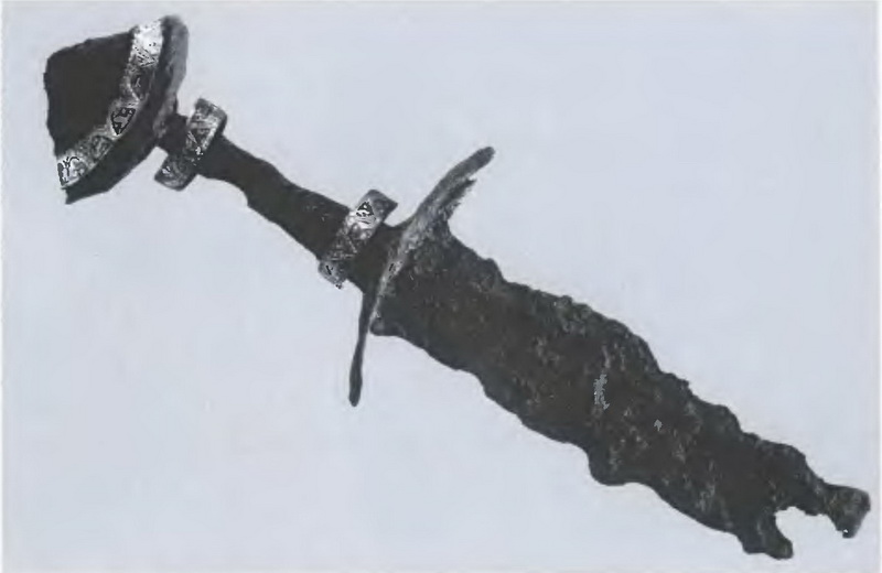 Украшение представленного здесь меча совершенно очевидно испытало саксонское влияние. Аналогичные предметы извлечены из реки возле Джиллинга (Йоркшир) и Фискертона (Линкольншир) (Британский музей).