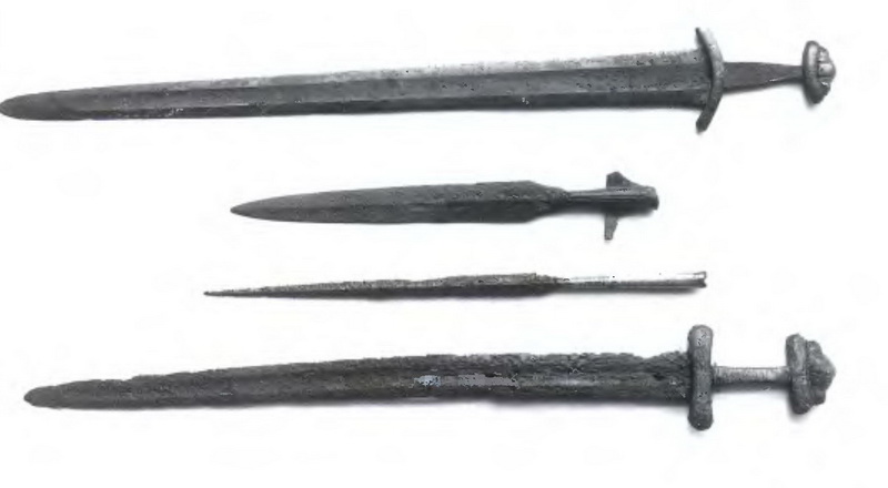 Два типичных меча викингов и два копейных острия разных периодов (Британский музей)