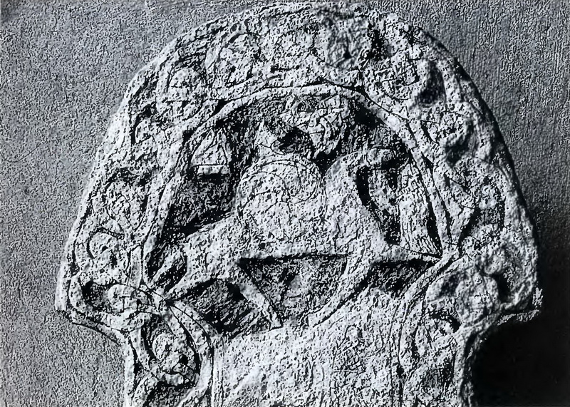 Конный викинг, вырезанный в VIII столетии на камне в Лиллбьерсе (Готланд). Обратите внимание на конический шлем с брамицами. На фигуре, расположенной ниже передних ног коня, судя по всему, либо кольчуга, либо стеганая куртка, часто использовавшаяся в качестве защитного вооружения (Государственный исторический музей, Стокгольм).