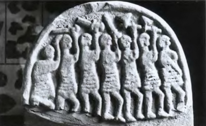 Викинги с надгробья в монастыре Линдисфарн, несомненно, поставленного на месте захоронения жертв одного из набегов.