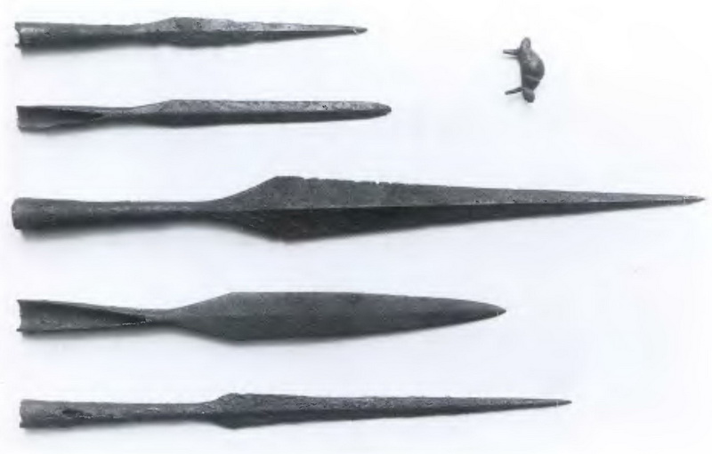 Несколько наконечников копий викингов и англосаксов. Вверху справа видна головка эфеса с двумя штырями для крепления на рукоятке меча (Британский музей).