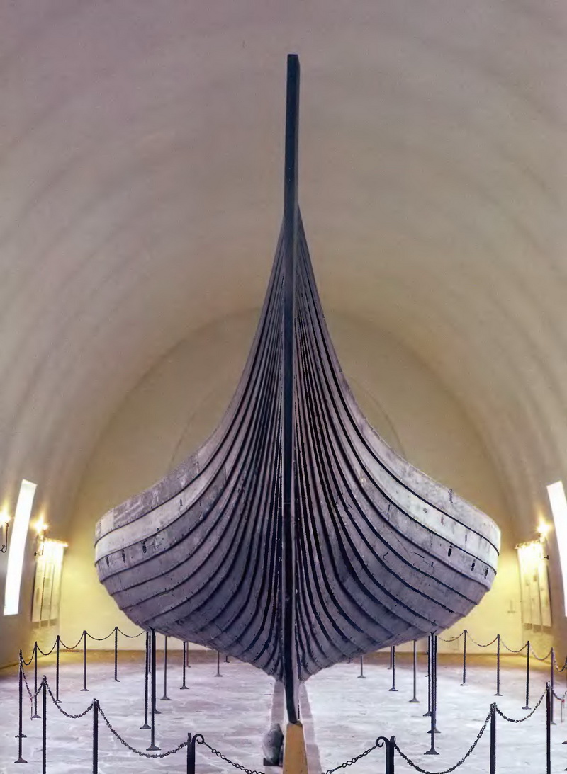 Реконструированная Гокстадская ладья в Музее судов викингов в Осло (Музей культурной истории Университета Осло, Норвегия).