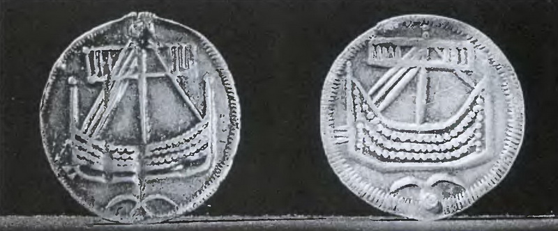На представленных здесь серебряных монетах IX столетия, обнаруженных на месте торга в Бирке (Швеция), изображены корабли викингов (Государственный исторический музей, Стокгольм).
