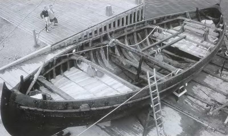 Реконструкция «Скюллелева-1», называемая «Оттар», в процессе сооружения в музейном доке в Роскилле. Обратите внимание на глубокий грузовой трюм, изогнутые шпангоуты и прочные поперечины, скрепляющие корпус (Музей судов викингов, Роскилле).