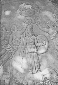 Рис. 73. Богиня Никефора. Изображение на панцире со статуи римского полководца. Амастрия