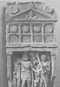 Рис. 132. Надгробная стела с изображением храма богини Никефоры (=Ма) Пантикапей. II—I вв. до н.э.