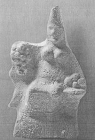 Рис. 136. Анаит или Ангисса на троне. Терракота. Кепы. I в. н.э.