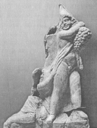 Рис. 143. Дионис-Аттис с виноградной гроздью. Горгиппия. I в. до н.э.