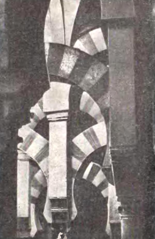 Рис. 2. Красно-белые полосы, украшающие аркаду Большой мечети в Кордове