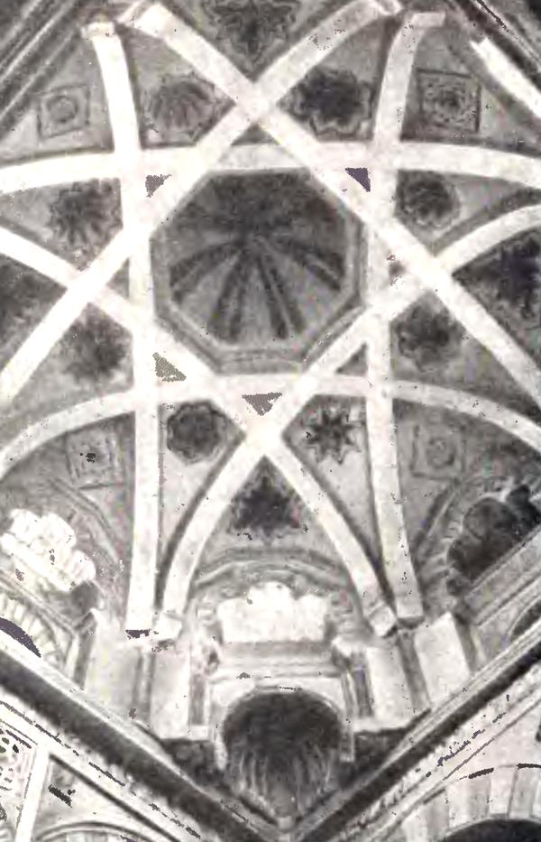 Рис. 17. Примечательная сводчатая арка в куполе кордовской мечети; манера, позднее оказавшая влияние на архитектуру итальянского Возрождения.