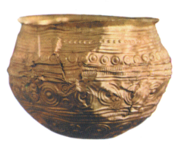 Золотая чаша бронзового века (Исторический музей, Стокгольм). В северных регионах было обнаружено несколько подобных предметов, выполненных в технике чеканки.