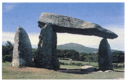 Менгир и дольмен в Пентре-Ифан в юго-западной области Уэльса, которую туристам часто представляют как «древнее графство друидов». С этих живописных холмов якобы были взяты и перенесены на равнины Солсбери огромные камни, использованные для сооружения мегалитического круга в Стоунхендже.