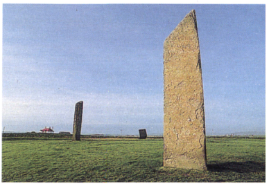 Стоящие камни на острове Мэйнгэнд Оркнейского архипелага. Относятся к 3000 г. до и. э. На архипелаге подтвердилась культурная непрерывноешь традиций, дошедшая до времени поселения кельтского племени пиктов (300 г. до н.э.)