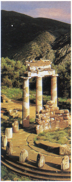 Руины храма в Дельфах. В 219 г, до н.э. галлы напали на храм с целью его ограбления, но, по преданию, Аполлон, известнейший оракул античности, вместе с Артемидой и Афиной, появившись у храма, защитили его и обратили их в бегство.