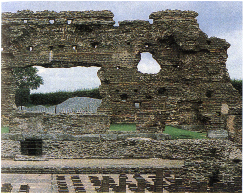 Остатки терм Вирокониума вблизи Шрусбери в Шропшире. Вирокониум, четвертый римский город в Британии, бил сооружен для военных целей в 46 г. н. э. Многочисленные следы присутствия римлян, обнаруженные во время раскопок в XIXв., получили название «Помпеи Англии».