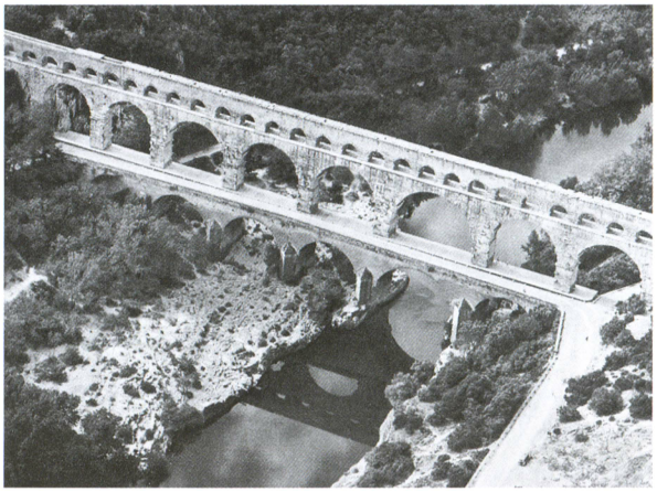 Римский мост Пон-дю-Гар в Провансе. Многие из мостов, построенные римлянами в Галлии, спустя две тысячи лет сохранились до сих пор.