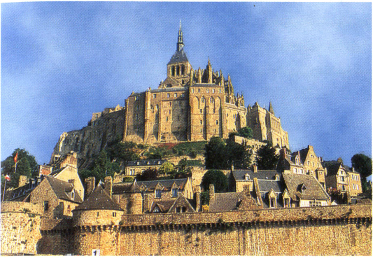 Аббатство-замок Мон-Сен-Мишель в Нормандии - пример глубокого проникновения христианства в Средневековье. Еще друидами это место считалось сакральным под названием Мон-Луг-Беленус (наиболее известный бог кельтов).