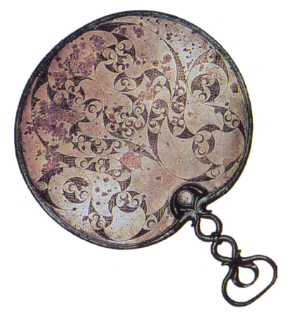 Обратная сторона бронзового зеркаала 1 в. до н. э. с гравировкой в типичной кельтской технике (Лондон, Британский музей).