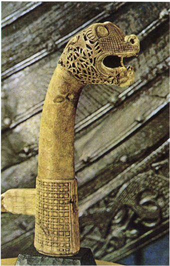 Голова мифологического животного (дерево) - пример искусства викингов IX в. Возможно, историческим фоном цикла Финна стала защита Ирландии от этих заморских захватчиков.